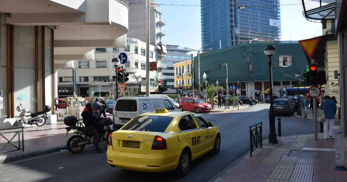 Τραγωδία στον Πειραιά: Νεκρός οδηγός ταξί που έπεσε στη θάλασσα