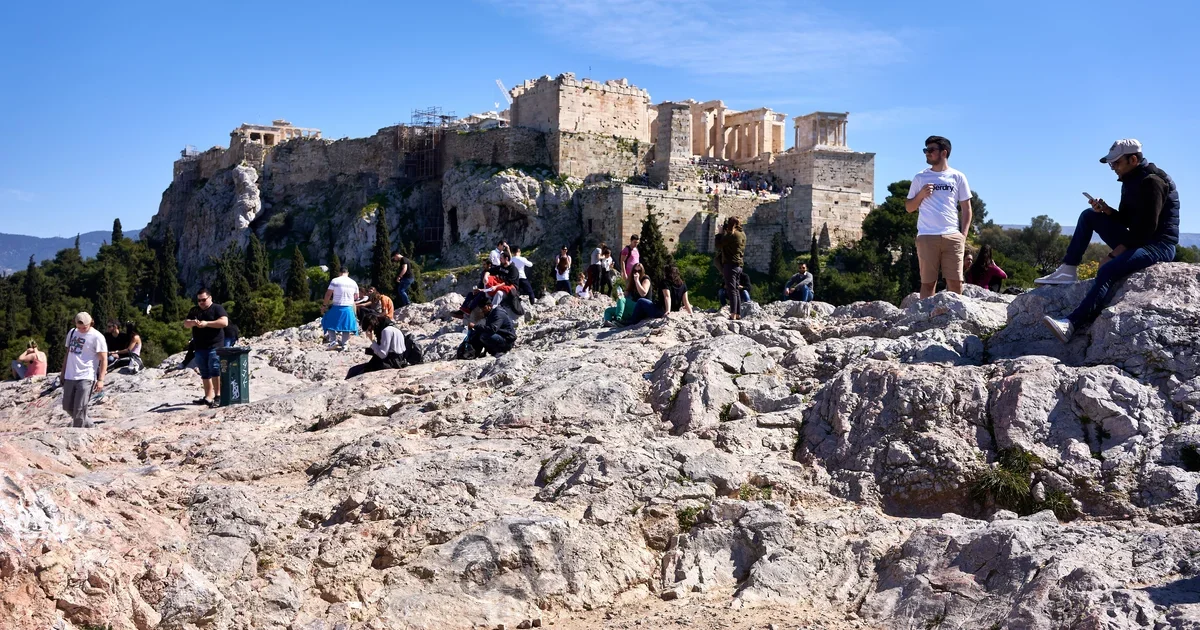 Κατάρρευση πολυκατοικίας στα Πετράλωνα – Επιχείρηση απεγκλωβισμού υπό τον φόβο νέων καταρρεύσεων
