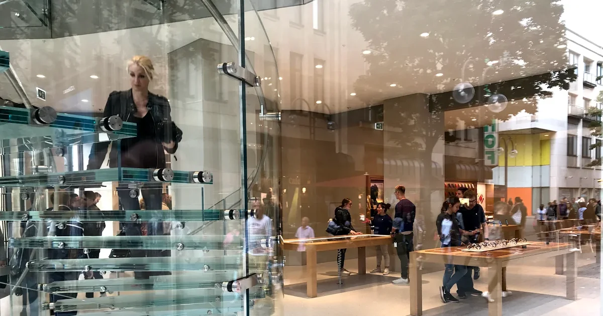 Apple: ισχυρό τρίμηνο με ώθηση από iPhone και Mac, αλλά η έλλειψη RAM ανεβάζει το κόστος