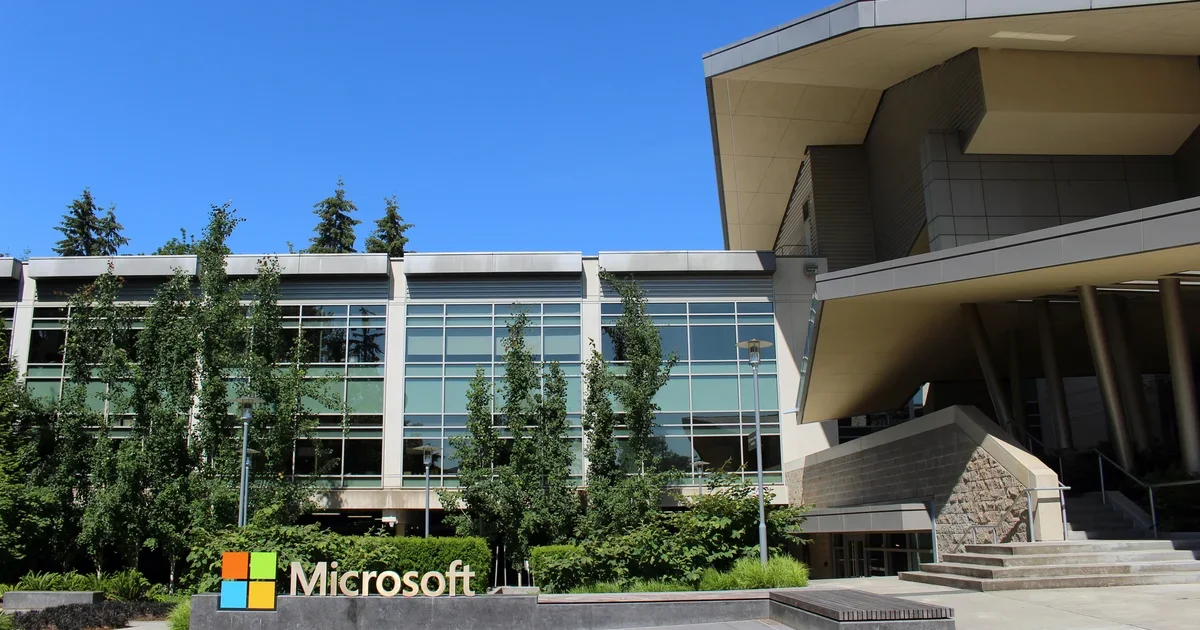 Η Microsoft περνά σε πιο άμεση μάχη AI με OpenAI και Anthropic