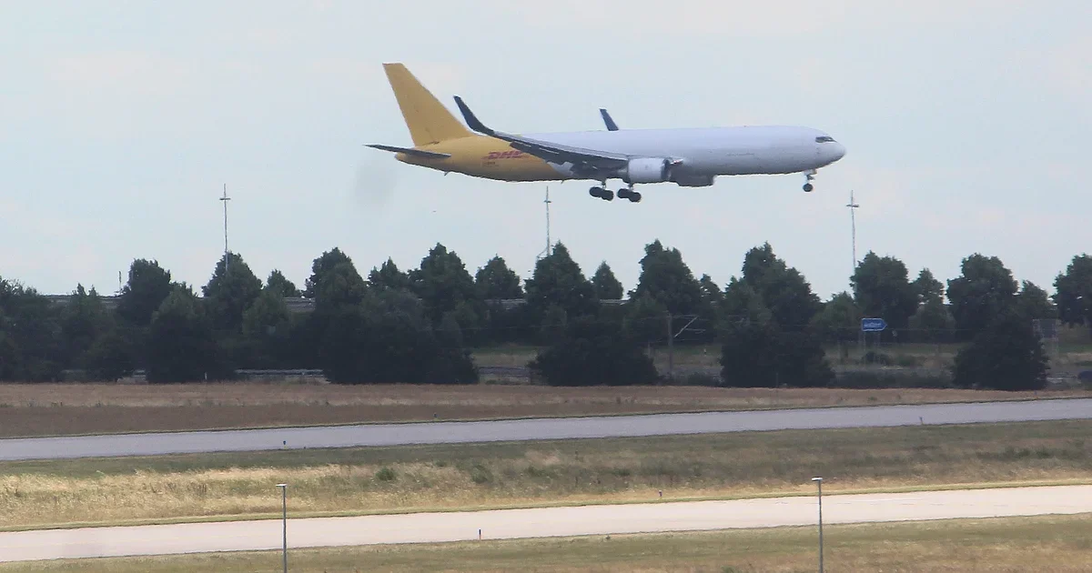 Αεροσκάφος της DHL συγκρούστηκε με άγνωστο αντικείμενο κοντά στη Λειψία