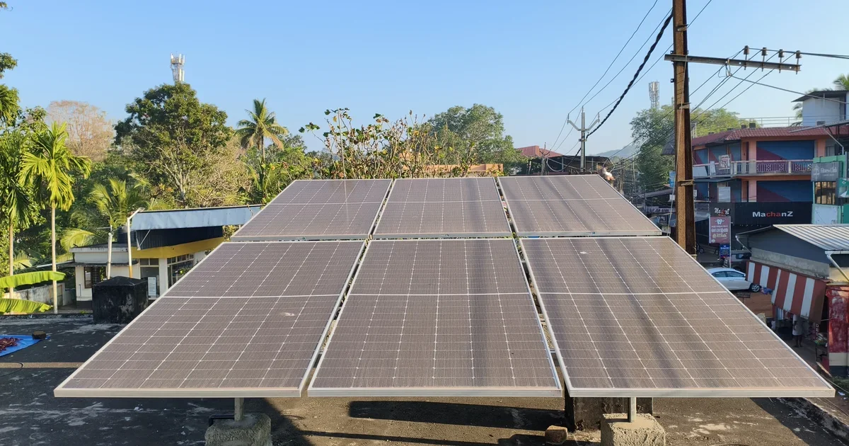 Tesla Solar Roof και Ελλάδα: τι δείχνει η εγκατάλειψη των ηλιακών κεραμιδιών για την πραγματική αγορά φωτοβολταϊκών